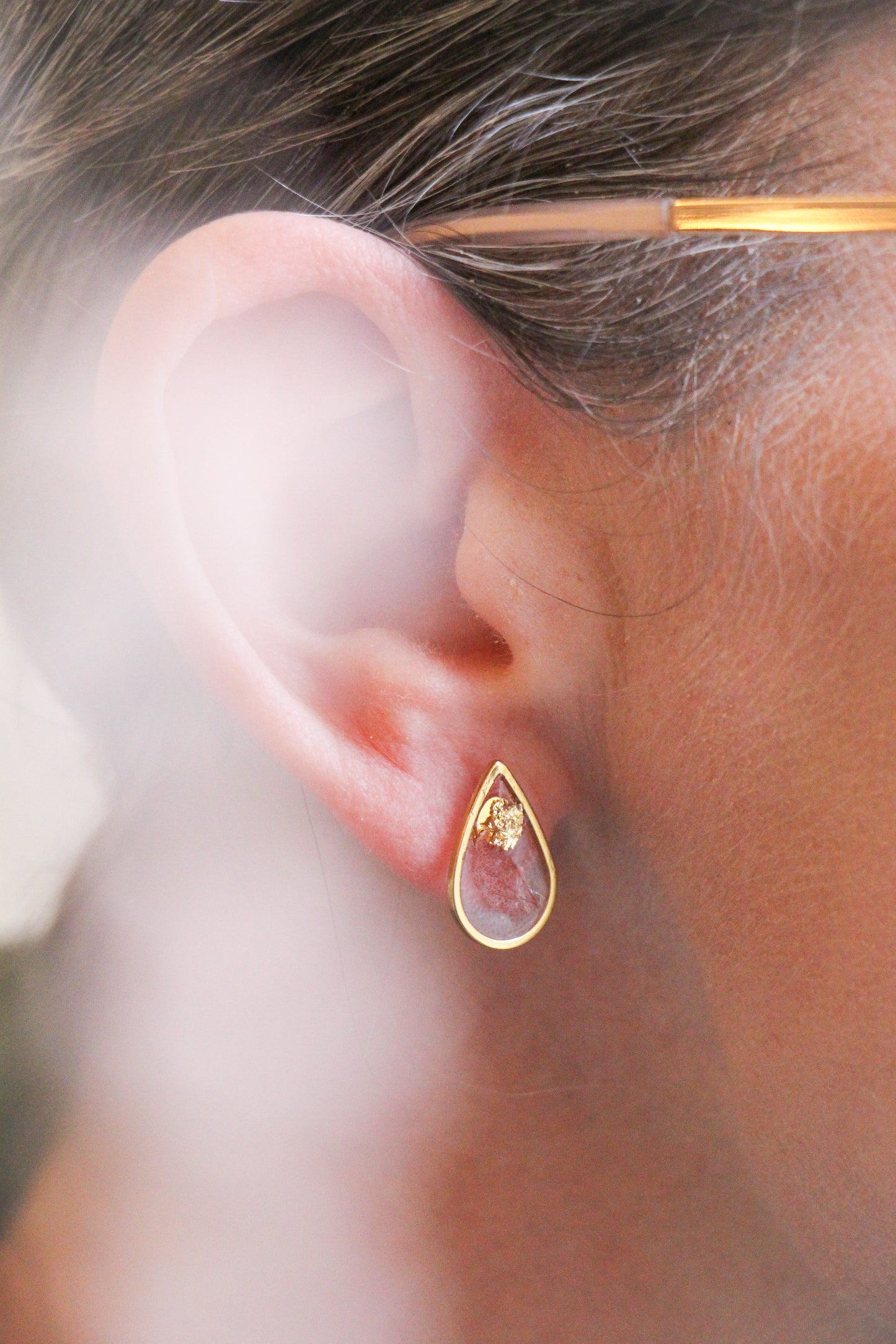 boucles d'oreilles dorées - bijoux fleurs stabilisées - bijoux fleurs - boucles d'oreilles en fleurs séchées parure bijoux fleurs stabilisées bijoux résine boucles goutte