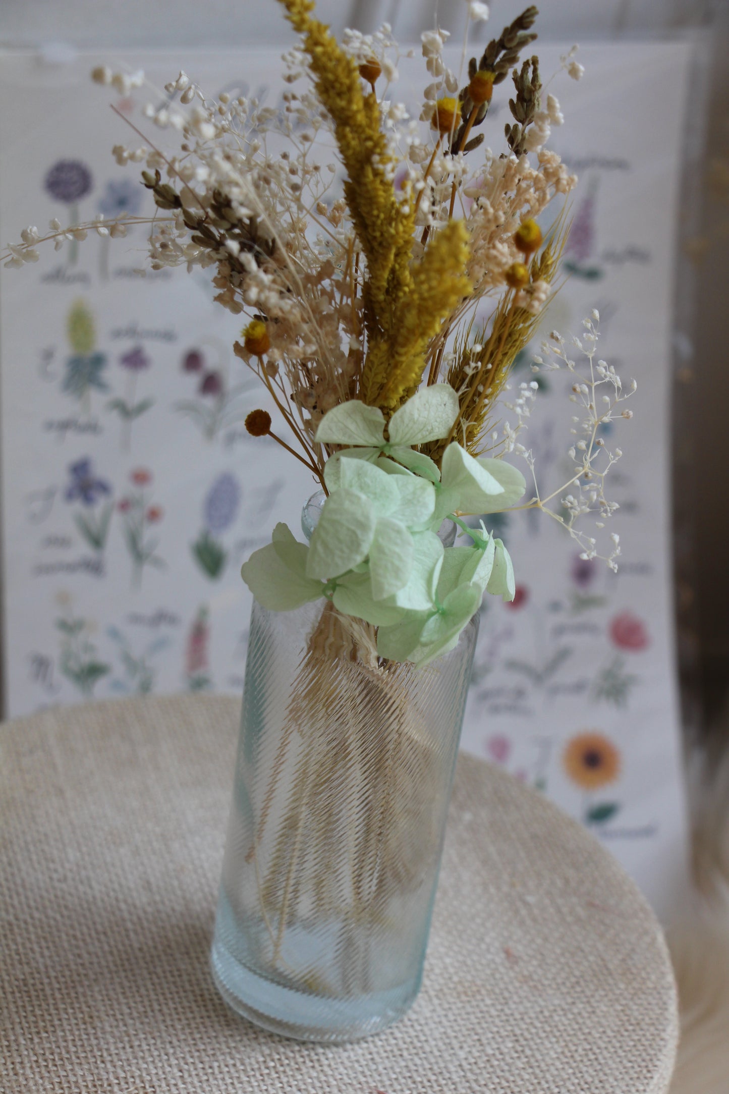 Petit bouquet printanier dans vase